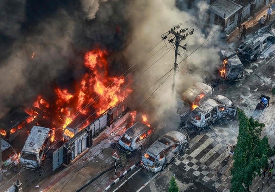 Las calles de Dacca se han vuelto a incendiar.