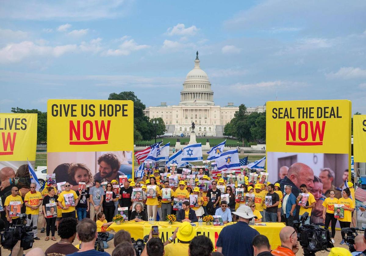 Miles de personas protestan ante el Capitolio contra la guerra en Gaza.