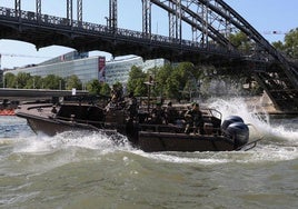 Soldados franceses patrullan en barco por el río Sena.