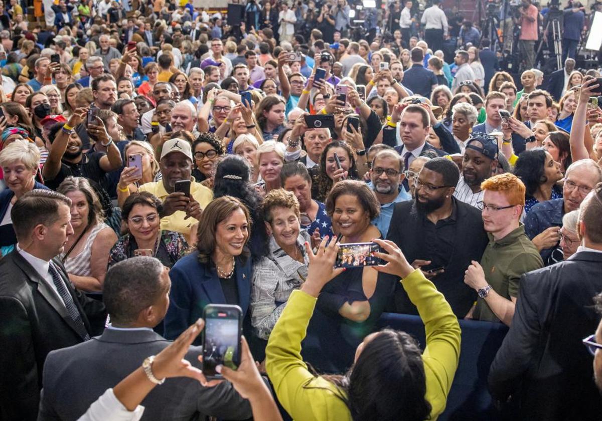 La vicepresidenta estadounidense, Kamala Harris, saluda a una multitud de partidarios durante su primer acto de campaña, en Wisconsin.