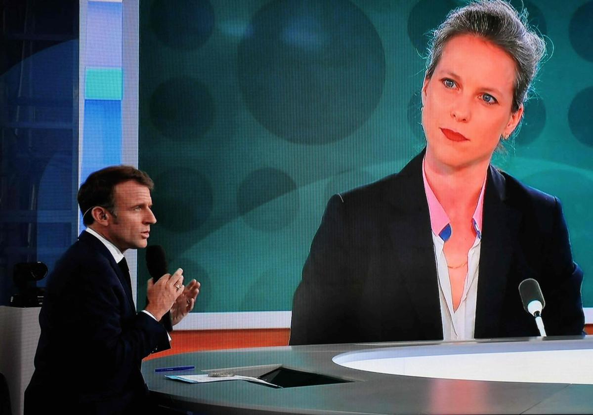 Emmanuel Macron, en televisión mientras se muestra en una pantalla una imagen de Lucie Castets, candidata a primera ministra del izquierdista Frente Popular.