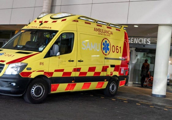 Imagen de archivo de una ambulancia en el hospital de Son Espases, en Mallorca.