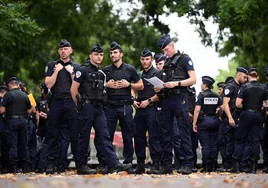 Agentes reciben instrucciones en París a días de la inauguración de los Juegos Olímpicos.