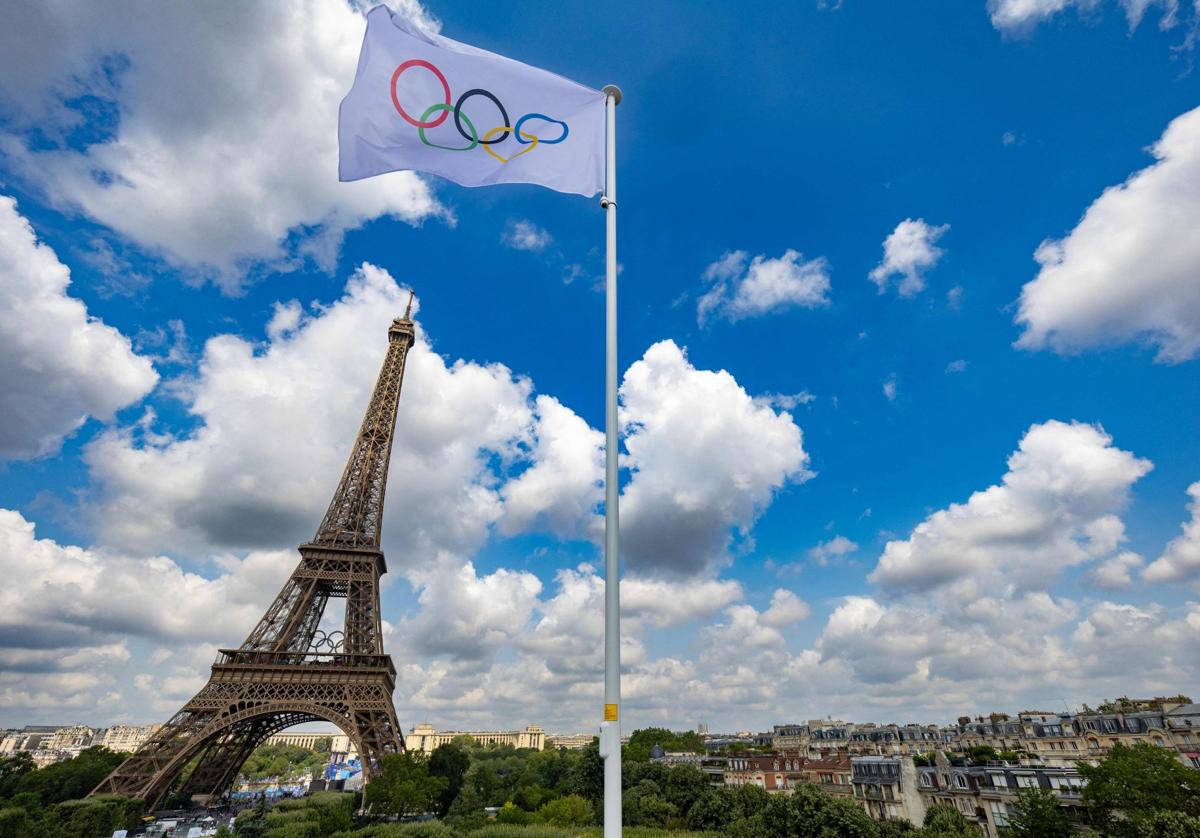 La bandera olímpica ondea durante una sesión de práctica en el Estadio de la Torre Eiffel en París.