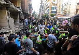 La población y voluntarios fueron los encargados de evacuar a las víctimas del bombardeo israelí sobre Beirut.