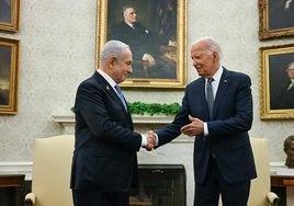 Biden estrecha la mano de Netanyahu durante el encuentro que mantuvieron en la Casa Blanca.