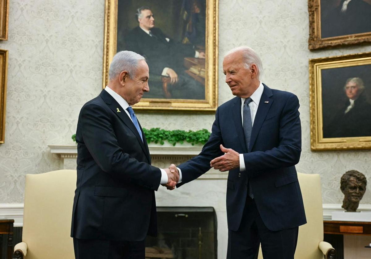 Biden estrecha la mano de Netanyahu durante el encuentro que mantuvieron en la Casa Blanca.