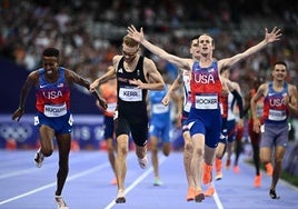 Cole Hocker celebra su victoria en la final de 1.500.