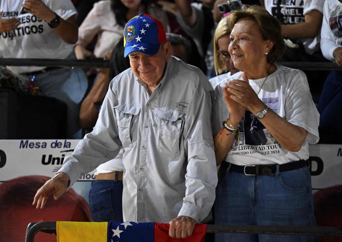 Imagen secundaria 1 - Edmundo González, acompañado de su esposa, Mercedes, y María Corina, saludan a sus seguidores a bordo de un vehículo.