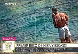 Escassi y Abouk, besándose.