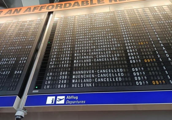 Una pantalla muestra los vuelos cancelados en el aeropuerto de Fráncfort por la protesta ecologista.