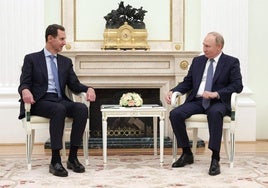 Assad y Putin dialogan en uno de los salones del Kremlin.