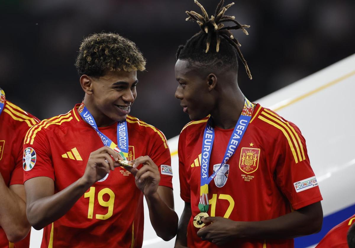 Lamine Yamal y Nico Williams con la medalla de campeones de la Eurocopa