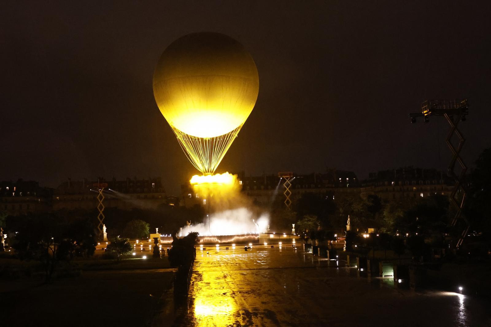 El pebetero se eleva en el aire enganchado a un globo aerostático durante la ceremonia de inauguración