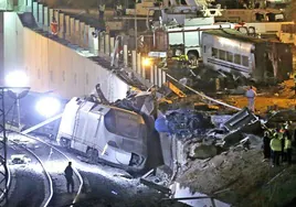 Imagen del terrible impacto que sufrió el tren que partió de Madrid el 24 de julio de 2013 y descarriló cuando se aproximaba a Santiago.