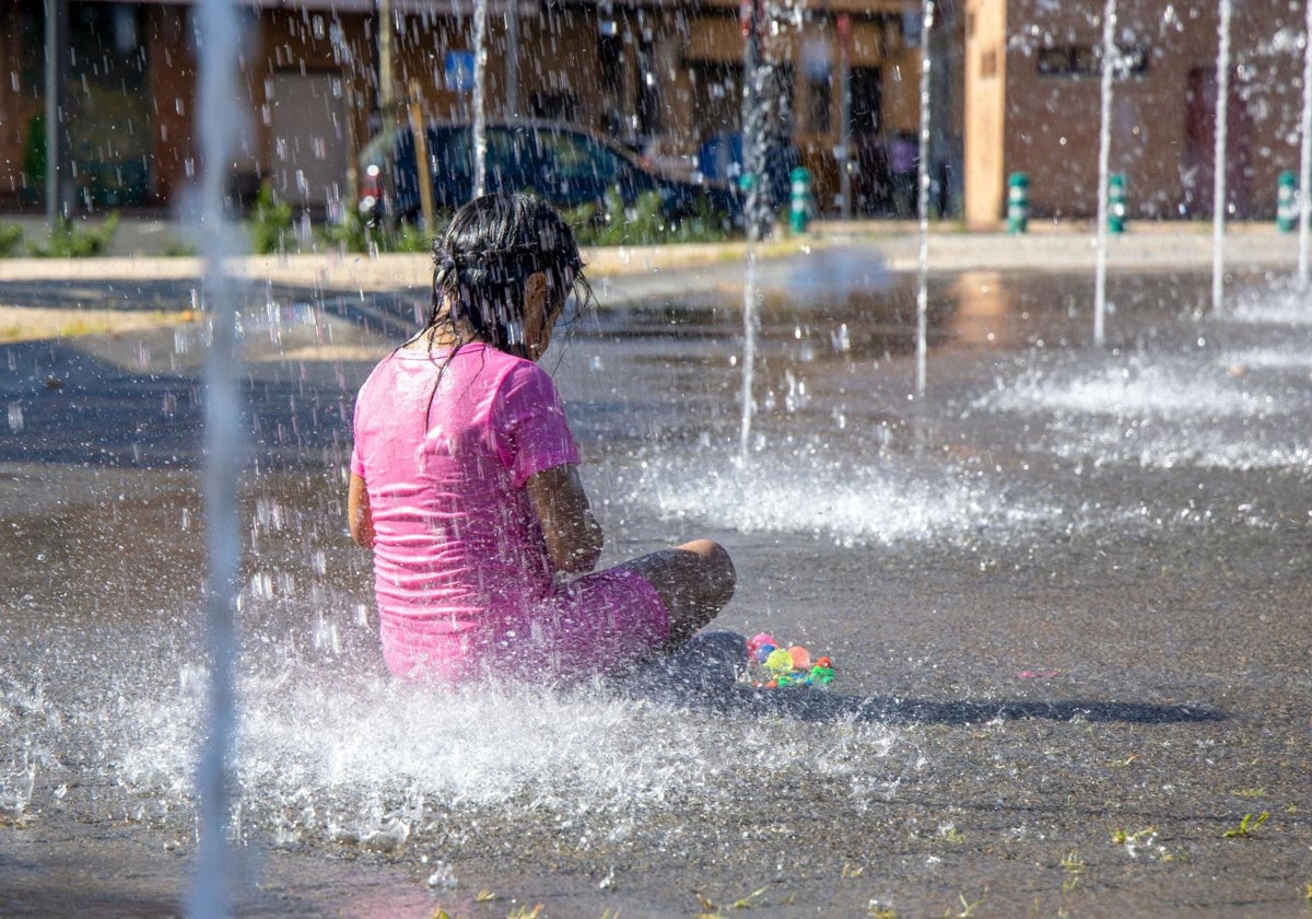 Una niña se refresca en una fuente de Logroño.