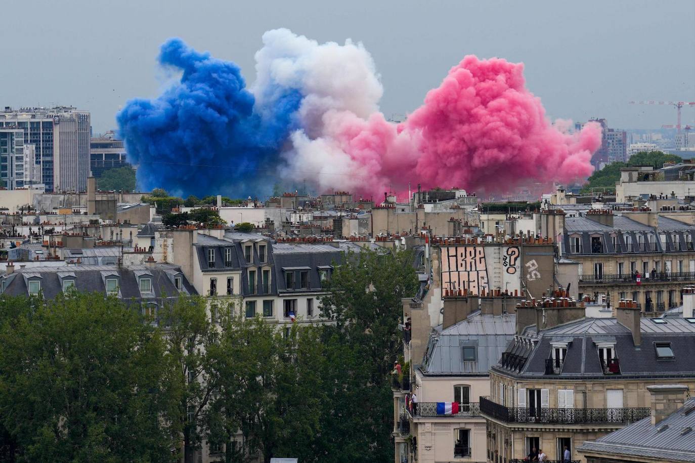 Los colores de la bandera de Francia en el cielo de París.