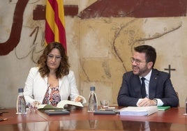 El presidente de la Generalitat en funciones, Pere Aragonès, y su vicepresidenta, Laura Vilagrà, durante la reunión semanal del Govern