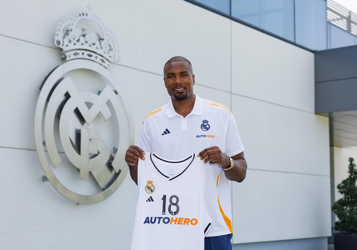 Serge Ibaka con la camiseta del Real Madrid después de firmar su nuevo contrato