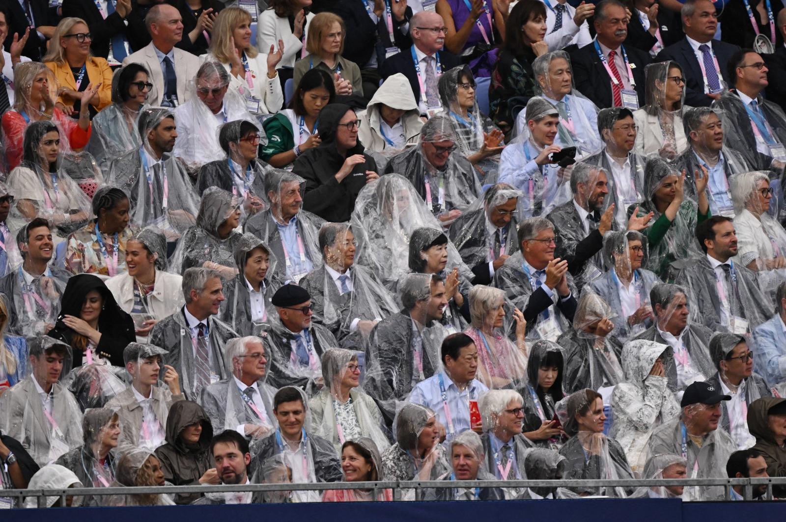 Durante la ceremonia ha comenzando a llover y los asistentes han tenido que sacar sus paraguas. 