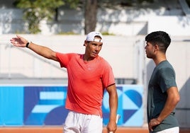 Rafa Nadal y Carlos Alcaraz, durante un entrenamiento en París.