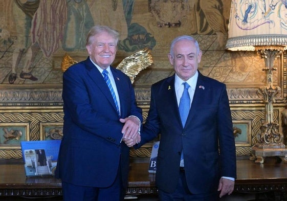 Trump y Netanyahu se estrechan la mano durante su encuentro de este viernes en Mar a Lago, Florida.