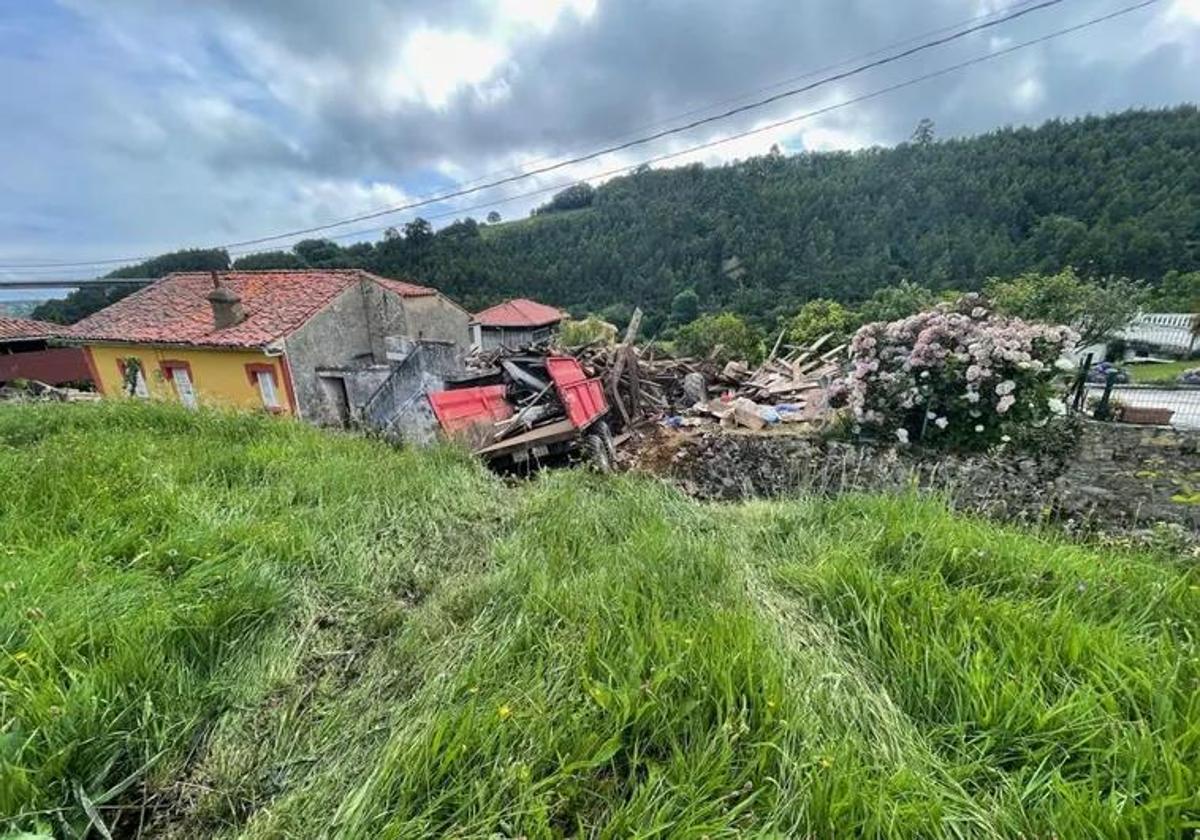 El tractor chocó contra un hórreo que se derrumbó al instante.