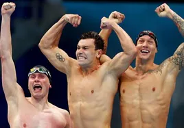 Los nadadores estadounidenses Caeleb Dressel, Blake Pieroni y Bowen Becker celebran el oro en la prueba de 4x100m libres en Tokio