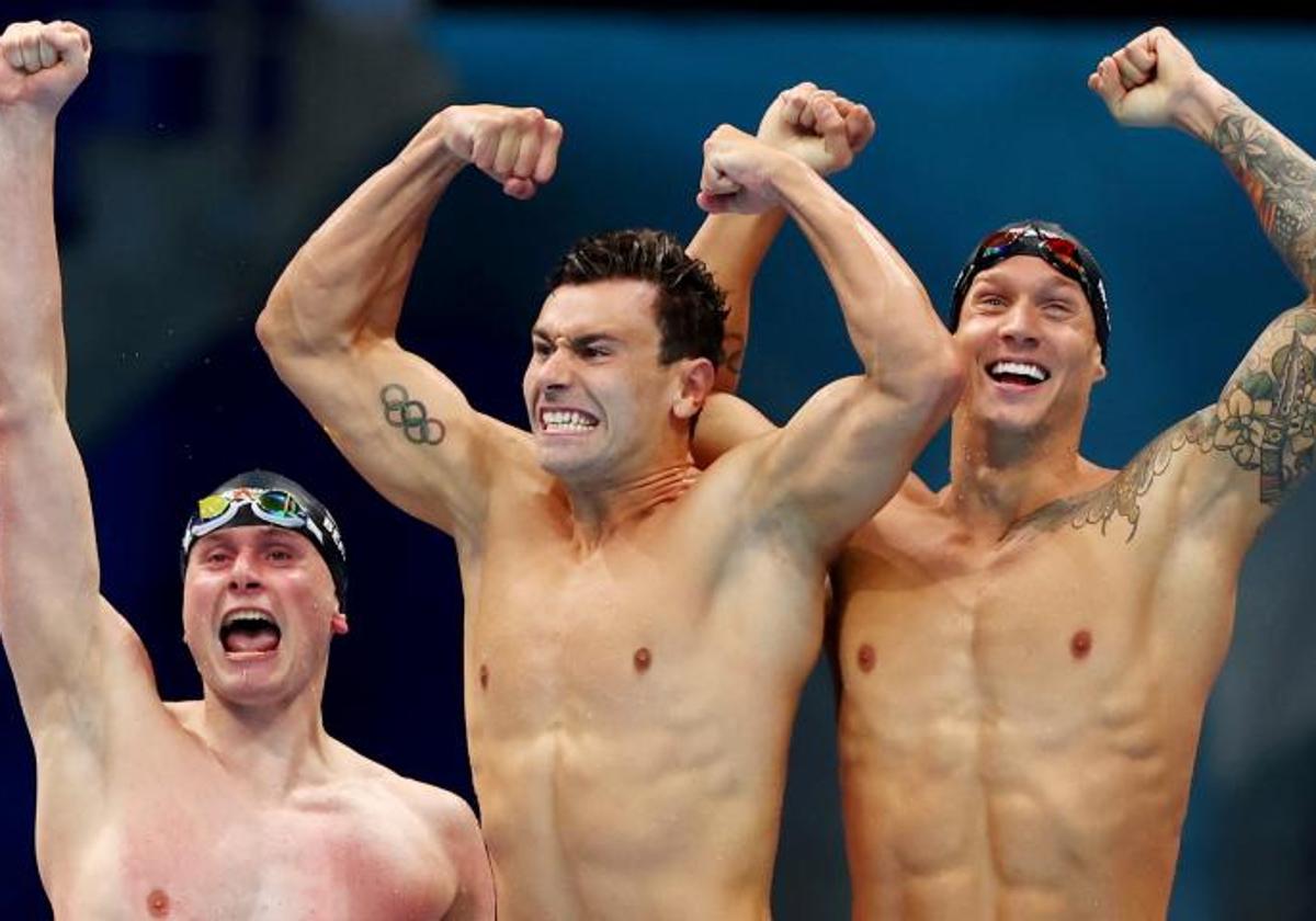 Los nadadores estadounidenses Caeleb Dressel, Blake Pieroni y Bowen Becker celebran el oro en la prueba de 4x100m libres en Tokio