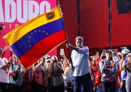 Maduro ondea la bandera venezolana en el acto de cierre de campaña.