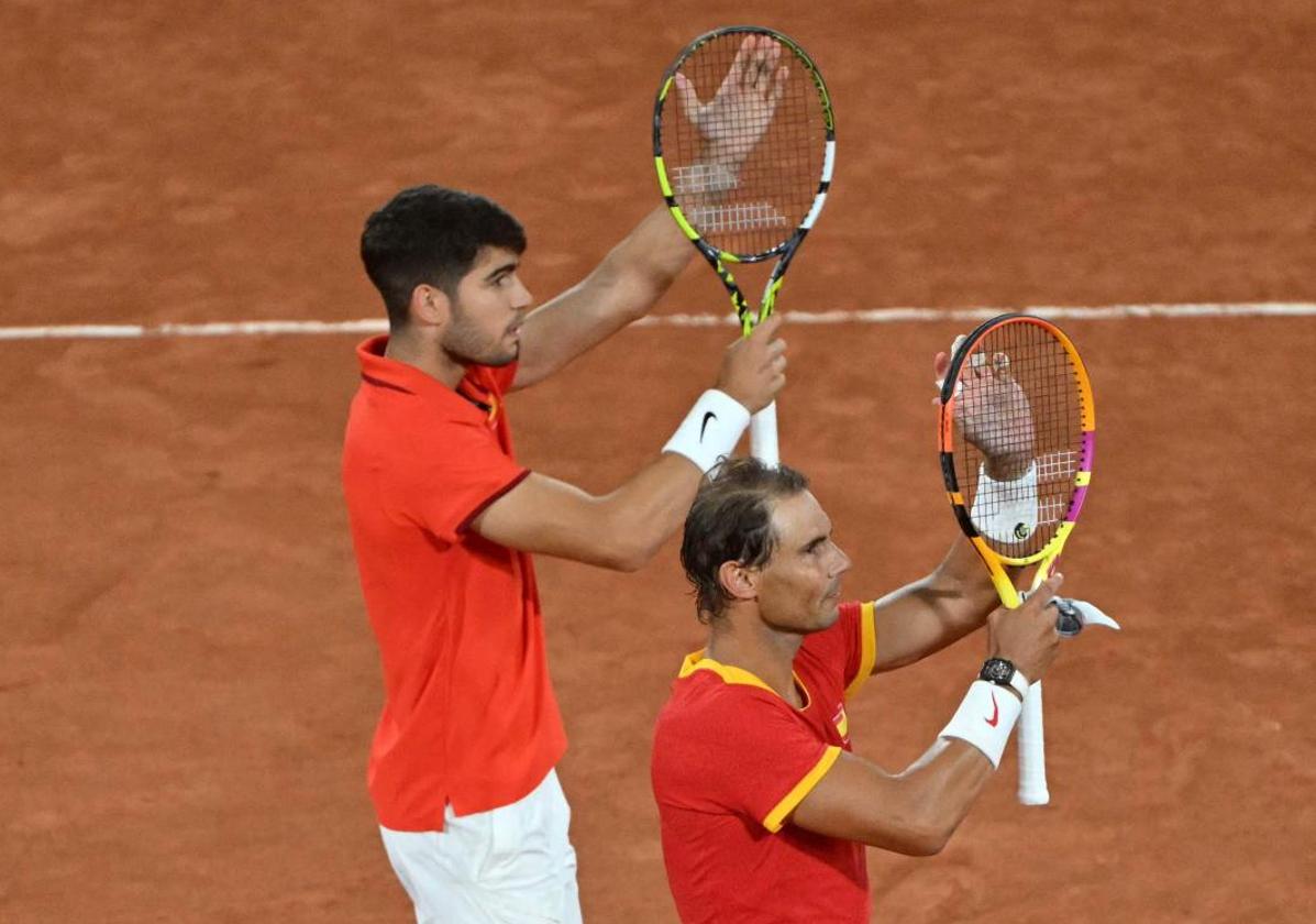 Rafa Nadal y Carlos Alcaraz aplauden al público tras su victorioso estreno en el dobles.