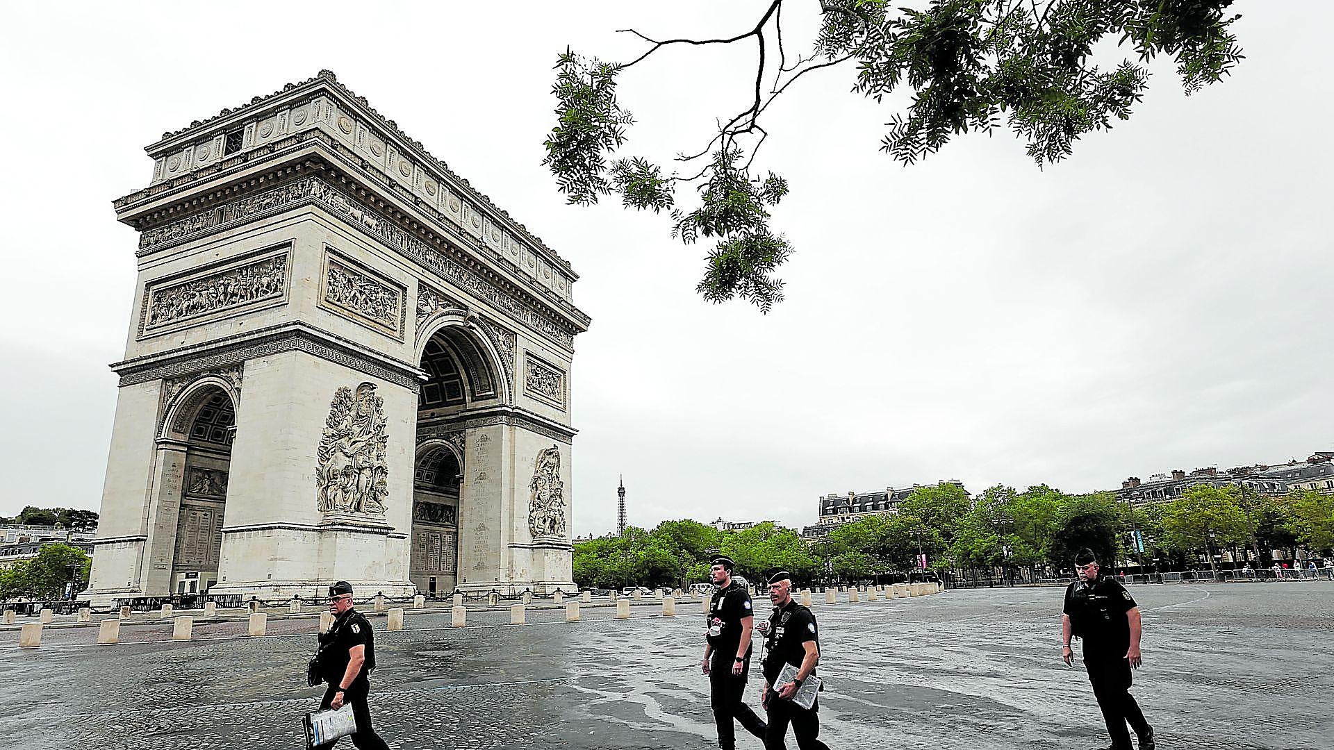 Parisliler bunu evlerinin oturma odasından gördüler