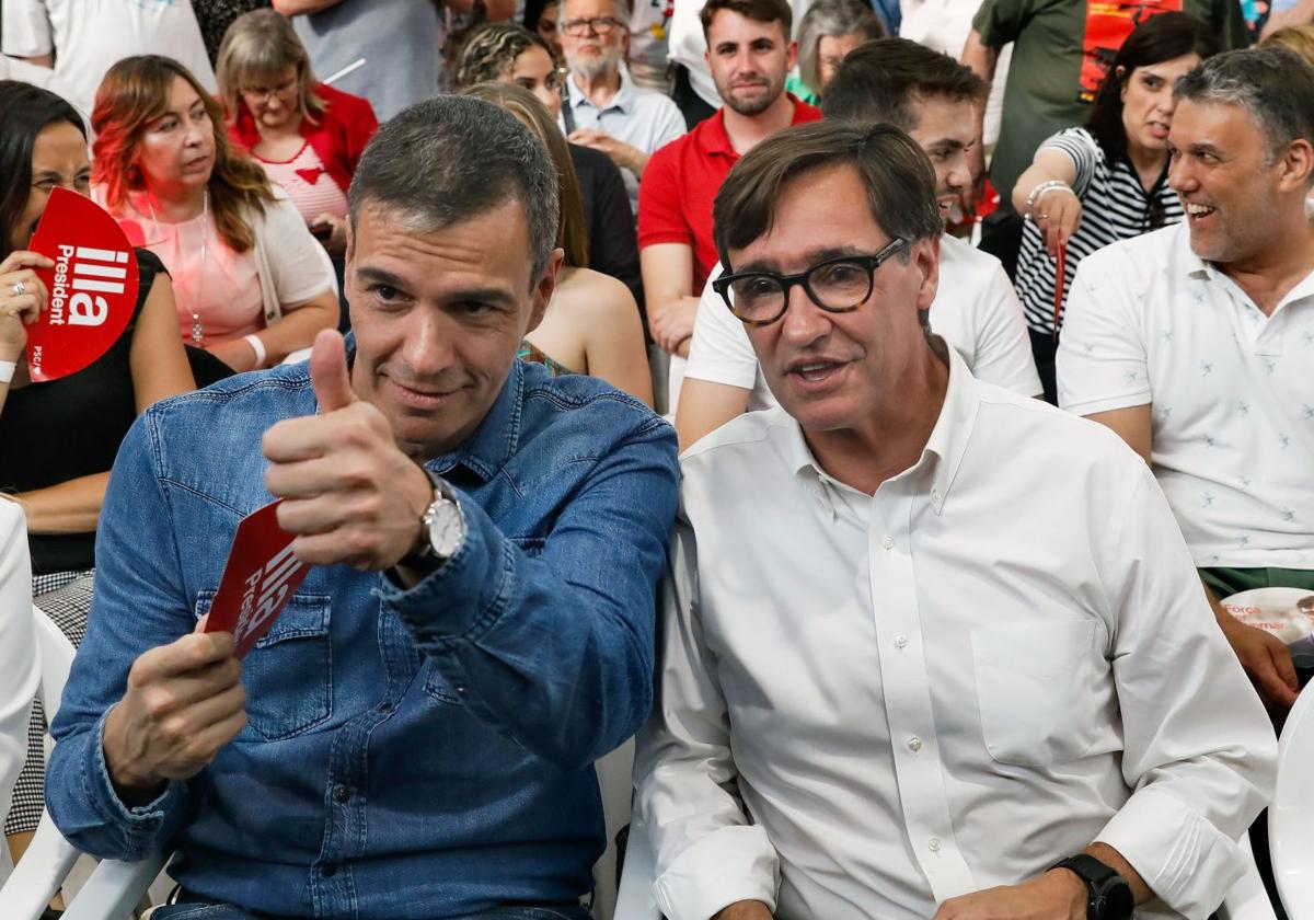 Pedro Sánchez y Salvador Illa durante la campaña electoral del 12-M en Cataluña.