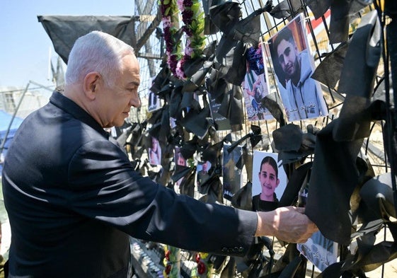 Netanyahu participa en una ofrenda floral en la localidad drusa de Majdal Shams.