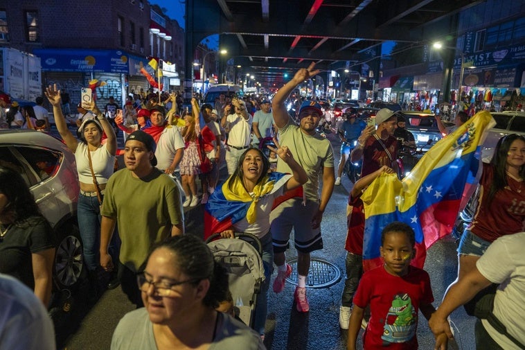 Un grupo de venezolanos residentes en Nueva York durante el recuento electoral.