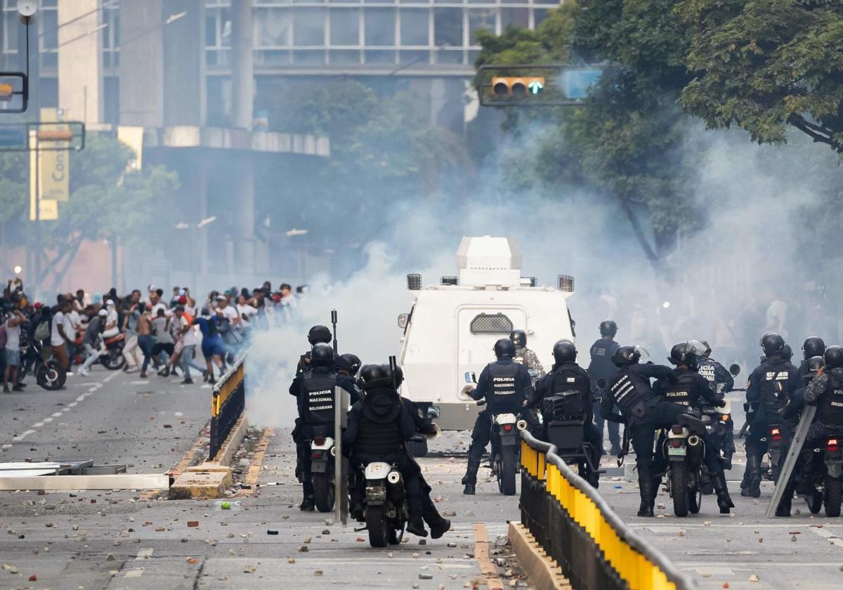 Las fuerzas de seguridad cargan contra los manifestantes en Caracas.