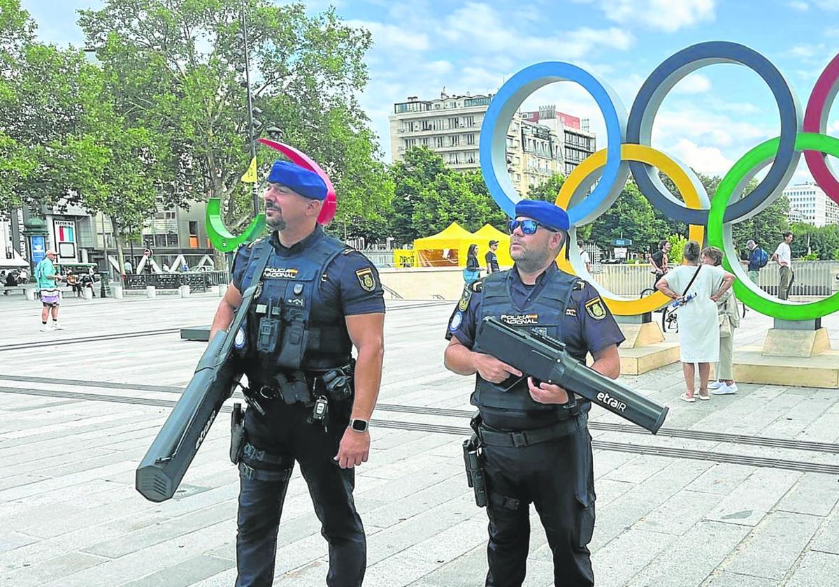 Miembros de la Policía Nacional rastrean drones en las inmediaciones de Los Inválidos.