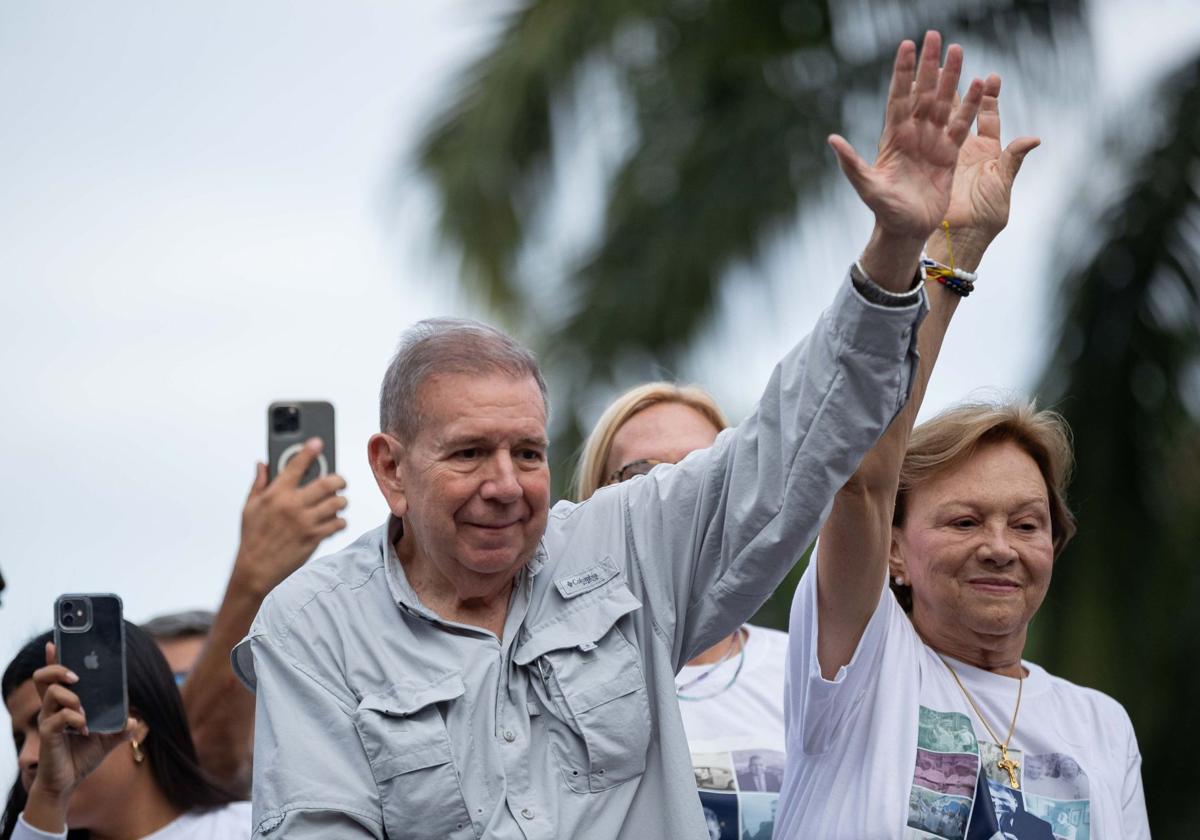 Edmundo González y su esposa, Mercedes, en un mitin de campaña.