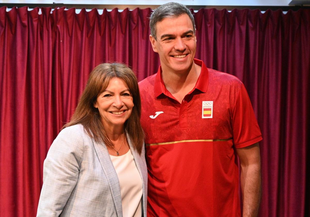 Pedro Sánchez se reúne este domingo con la alcaldesa de París, Anne Hidalgo.