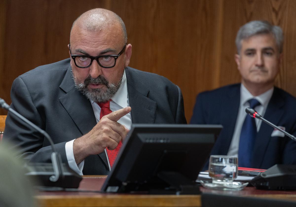 El exasesor del exministro José Luis Ábalos, Koldo García, junto a su abogado.