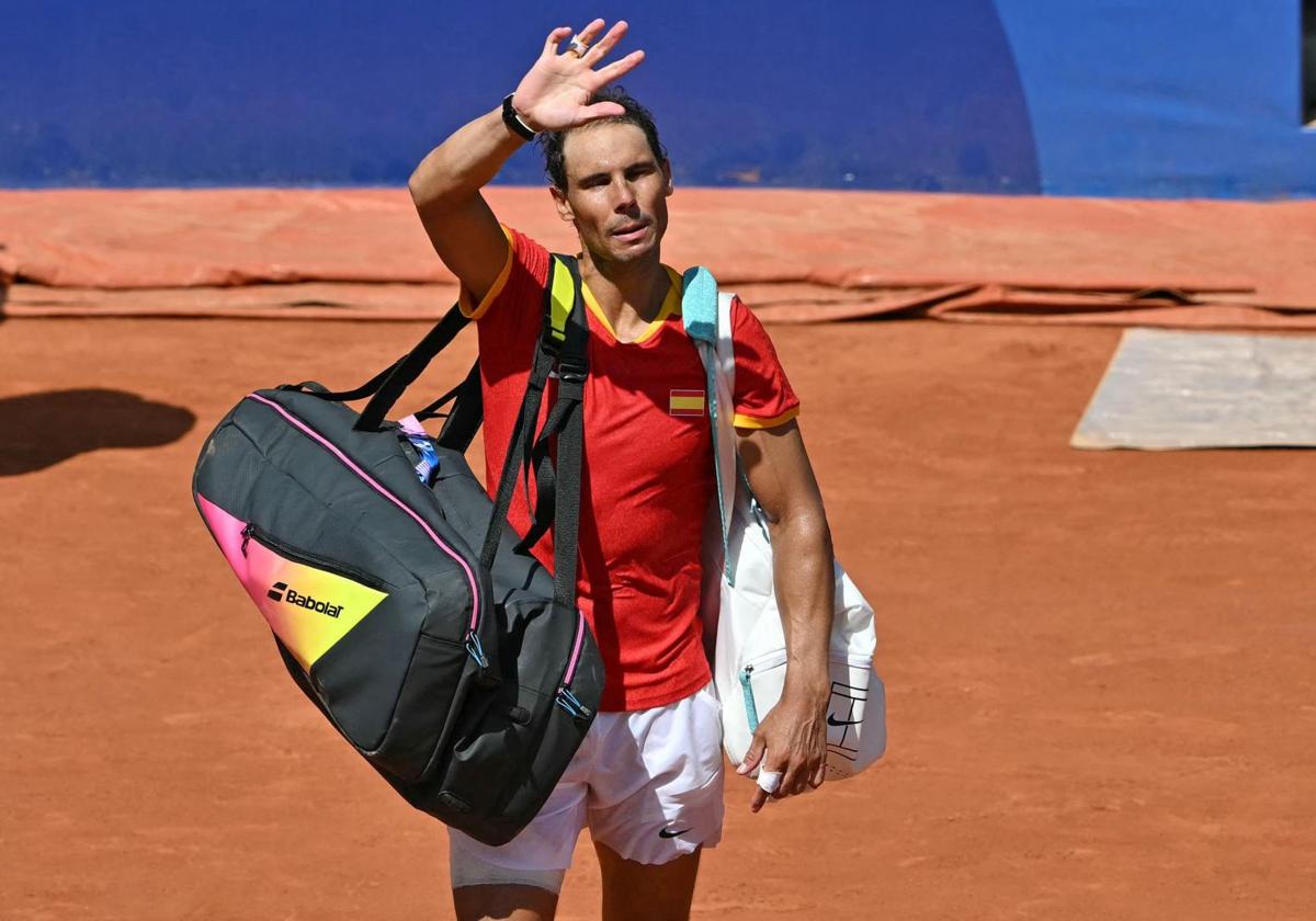 Rafa Nadal se despide de la Philippe Chatrier tras su derrota ante Djokovic.