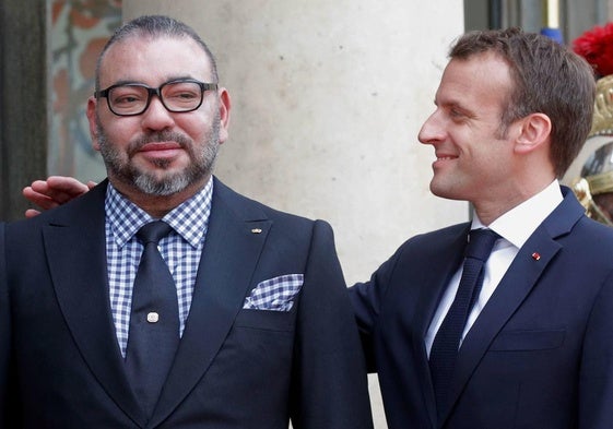 El rey de Marruecos, Mohammed VI, con el presidente francés, Emmanuel Macron, durante una visita a París en 2018.