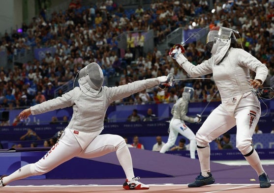 Nada Hafez, a la derecha de la imagen, durante su combate con la surcoreana Jeon Hayoung.