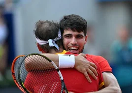 Rafa Nadal y Carlos Alcaraz se abrazan tras el triunfo frente a la pareja neerlandesa.