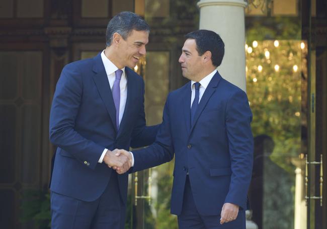 Pedro Sánchez e Imanol Pradales el pasado viernes en Vitoria.