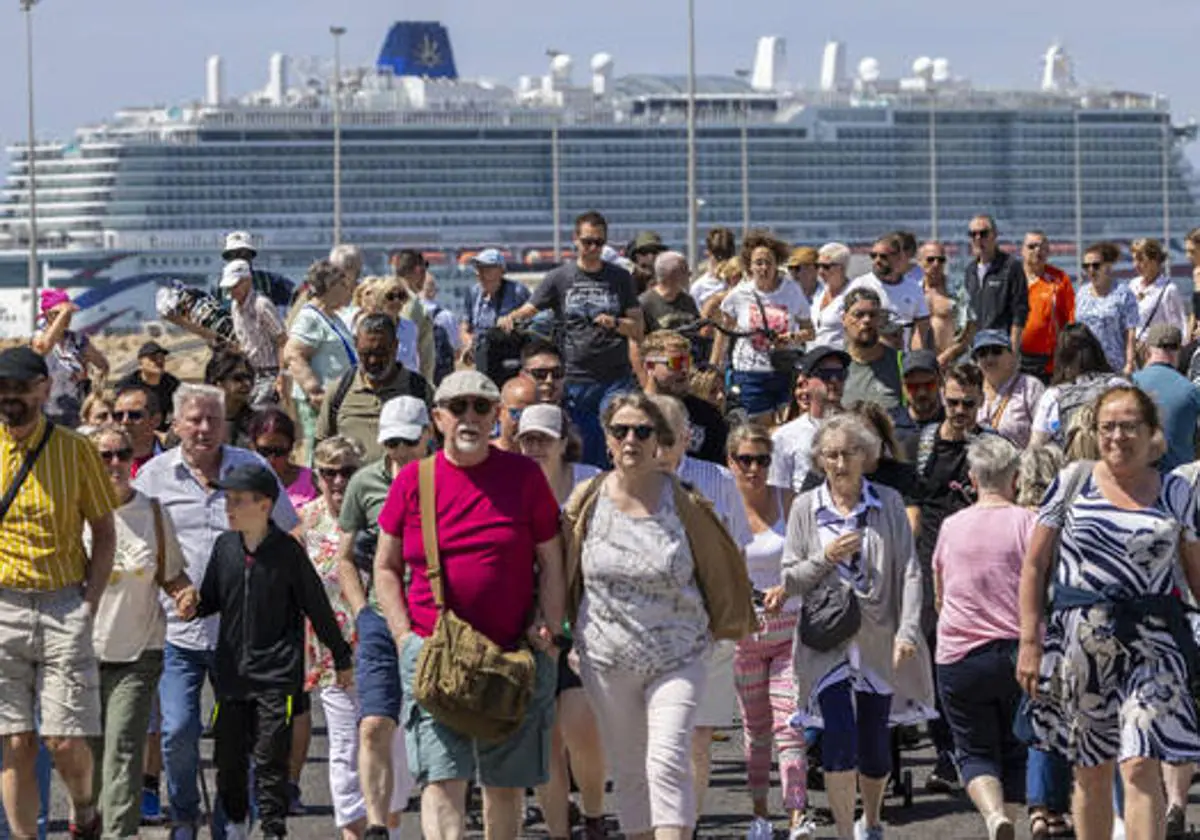 Turistas saliendo de un crucero en Palma de Mallorca.