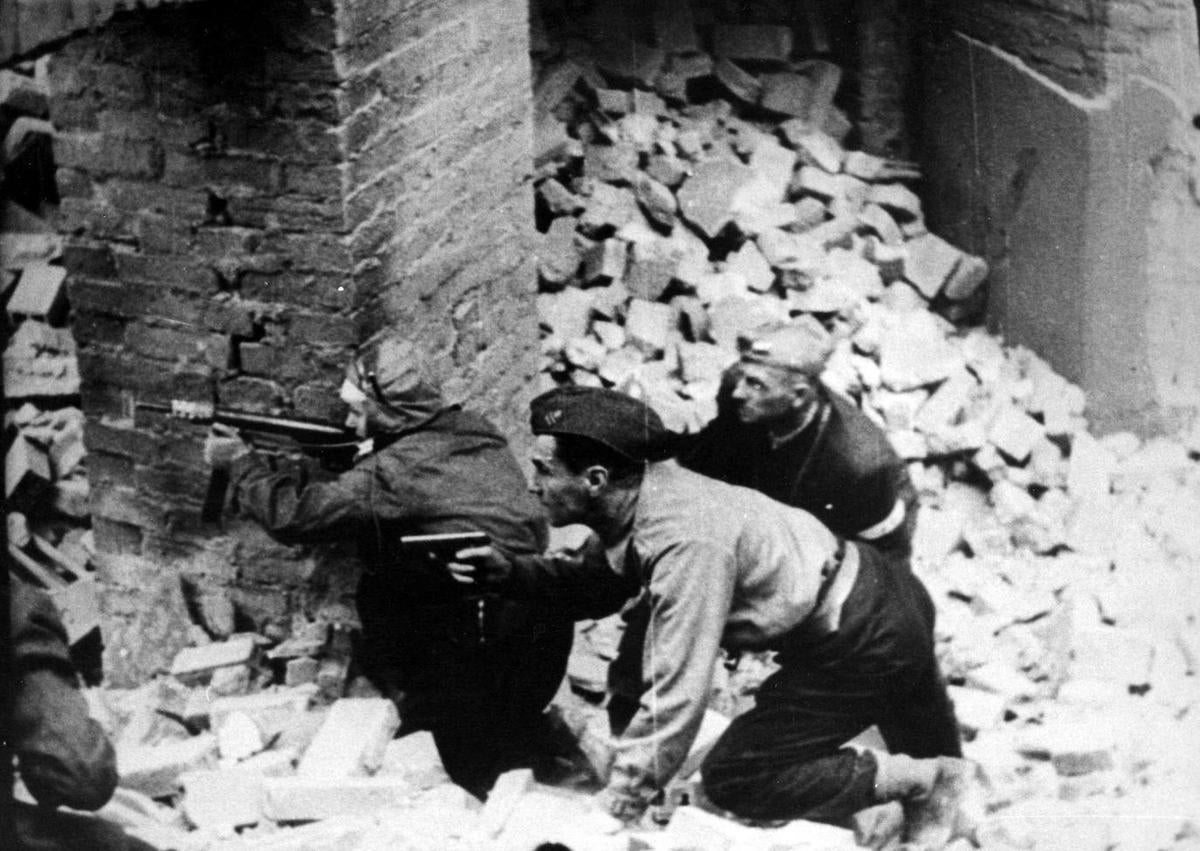 Imagen secundaria 1 - Alemania y Polonia recuerdan el coraje de Varsovia frente a los nazis en el 80 aniversario de su alzamiento