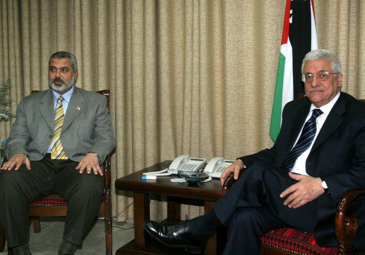 El presidente de la Autoridad Palestina, Mahmud Abbas, e Ismail haniyeh, en una imagen de archivo.