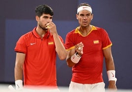 Carlos Alcaraz y Rafa Nadal, durante el partido ante la pareja estadounidense.