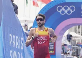 Alberto González brilla y logra un diploma en un triatlón marcado por la polémica